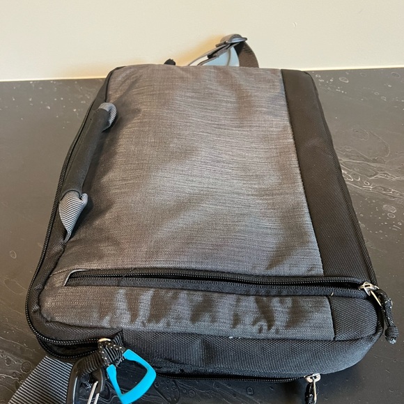 Thule Laptop Travel Bag with many pockets - Picture 6 of 8